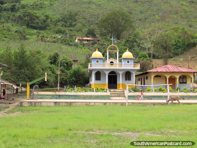 Igreja amarela e azul e burro em um acordo ao norte de Zumba. (640x480px). Equador, Amrica do Sul.