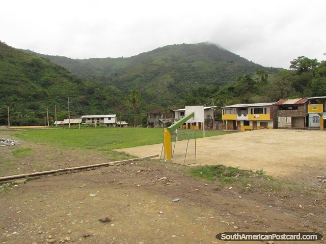 Casas y campo del ftbol en una ciudad al norte de Zumba. (640x480px). Ecuador, Sudamerica.