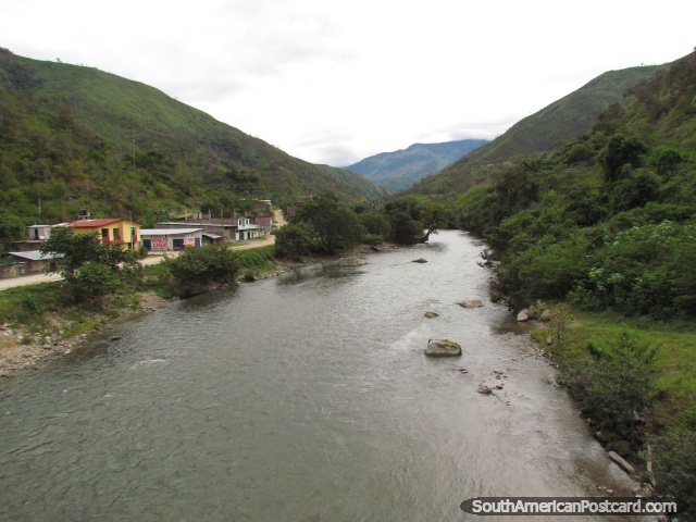 O rio que separa o Equador e o Peru em Pucapamba e La Balza. (640x480px). Equador, Amrica do Sul.