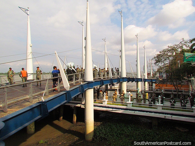 A marinha d as boas-vindas a um hspede especial na ponte ao longo de Malecon em Guayaquil. (640x480px). Equador, Amrica do Sul.