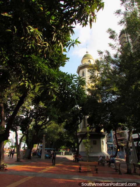 Parque e torre de relgio em Malecon em Guayaquil. (480x640px). Equador, Amrica do Sul.