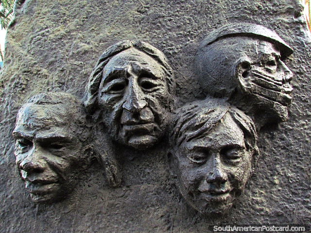 4 ilustraciones de bronce de caras a lo largo de la escalera de la colina de Santa Ana en Guayaquil. (640x480px). Ecuador, Sudamerica.