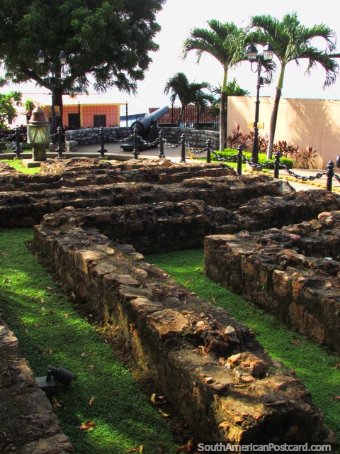 Las fundaciones de piedra originales de la fortaleza en colina de Santa Ana en Guayaquil. (480x640px). Ecuador, Sudamerica.