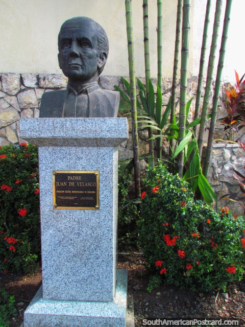 O pai Juan de Velasco (1727-1792), nascido em Riobamba, cabea de bronze em Guayaquil. (480x640px). Equador, Amrica do Sul.