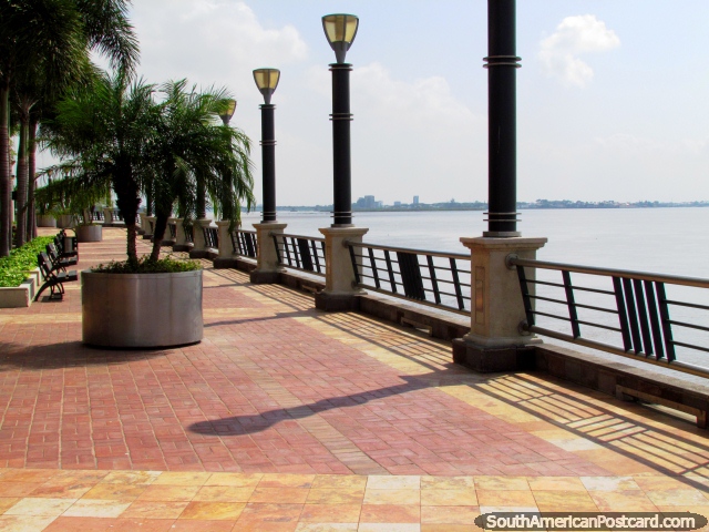 Parque de terra a margem de gua de Guayaquil e praa pblica em Las Penas. (640x480px). Equador, Amrica do Sul.