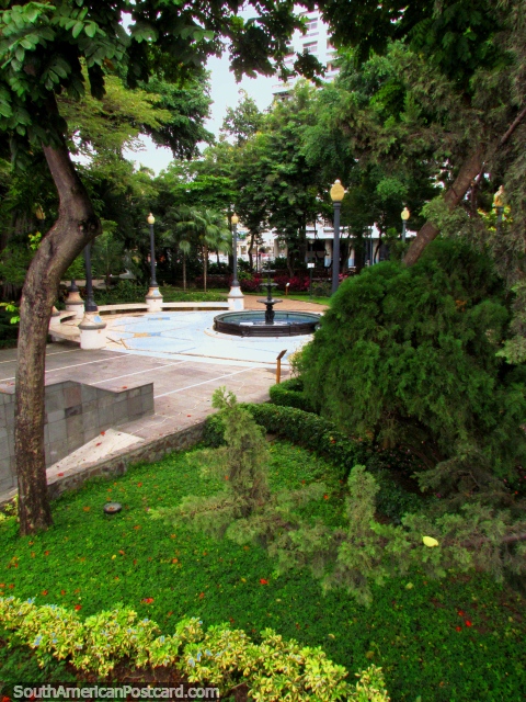 Parque com jardins e fonte em Malecon 2000 em Guayaquil. (480x640px). Equador, Amrica do Sul.