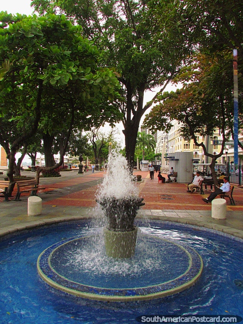 Fuente azul y un parque a lo largo de Malecon en Guayaquil. (480x640px). Ecuador, Sudamerica.