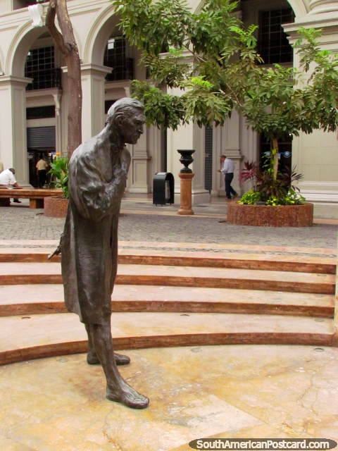 Figura solitria no meio do monumento 'La Fragua de Vulcano' em Guayaquil. (480x640px). Equador, Amrica do Sul.