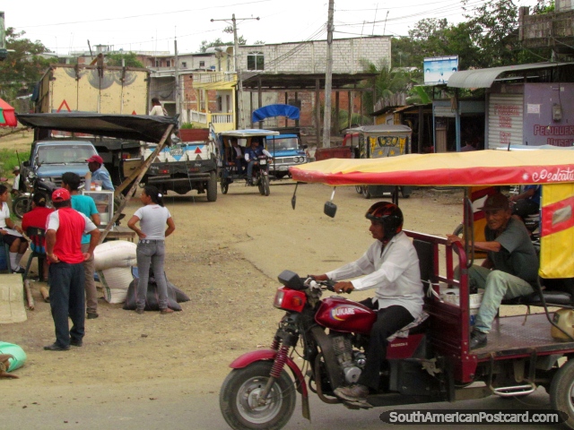 Mototaxis zumbem em volta de Pedro Carbo. (640x480px). Equador, América do Sul.