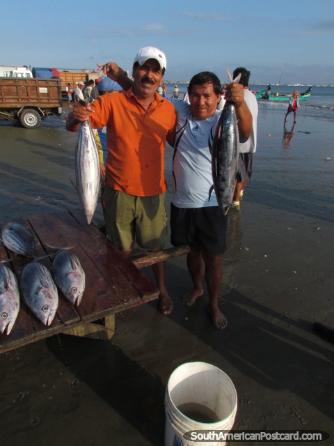2 pescadores posan con el atún en la Playa Tarqui, Manta. (480x640px). Ecuador, Sudamerica.