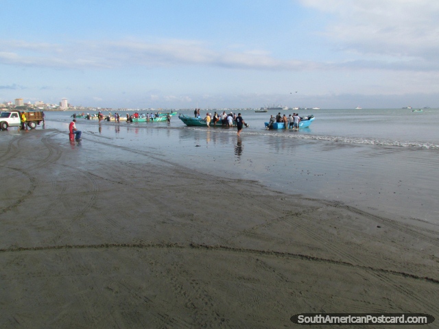 Pequeños barcos de pesca y pescadores en Playa Tarqui, Manta. (640x480px). Ecuador, Sudamerica.
