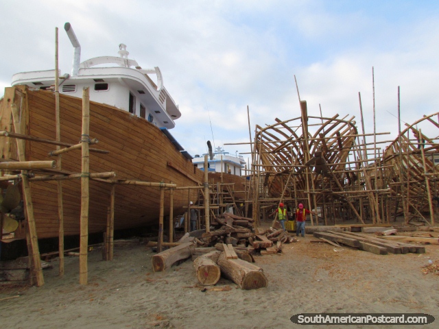 Homens em chapus difceis que constroem barcos na praia em Manta. (640x480px). Equador, Amrica do Sul.