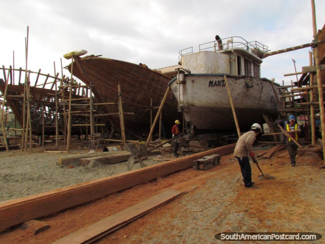 Muita serragem na área de produção de barco em Praia Tarqui em Manta. (640x480px). Equador, América do Sul.