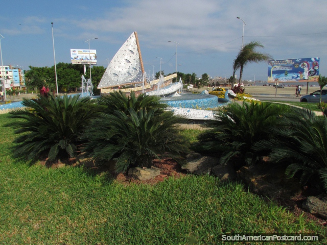 Un monumento del velero a lo largo del bulevar detrs de Playa Tarqui en Manta. (640x480px). Ecuador, Sudamerica.