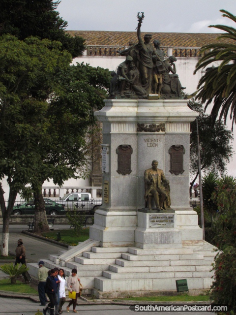 O enorme monumento que domina o centro de Parque Vicente Leon em Latacunga. (480x640px). Equador, Amrica do Sul.