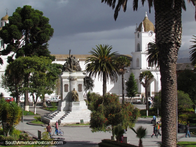 Parque Vicente Leon and the cathedral in Latacunga. (640x480px). Ecuador, South America.