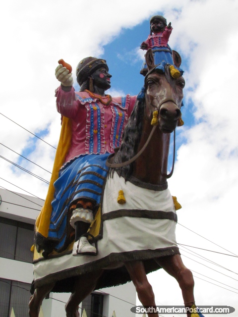 Monumento de la madre Negra en Latacunga, el personaje principal en el festival. (480x640px). Ecuador, Sudamerica.