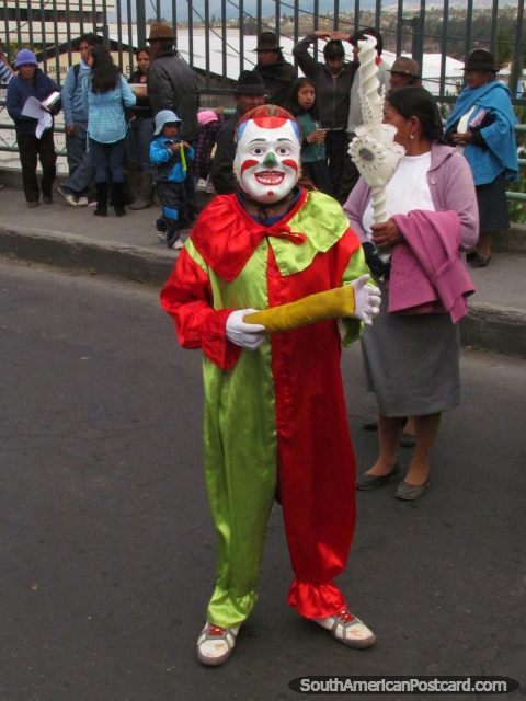 Um personagem de palhao em um traje verde e vermelho e mscara branca em Latacunga. (480x640px). Equador, Amrica do Sul.