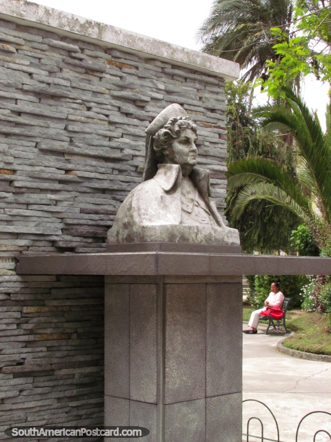 Monumento a Dona Maria Elvira Campi de Yoder en Latacunga, fundador de la Cruz Roja. (480x640px). Ecuador, Sudamerica.