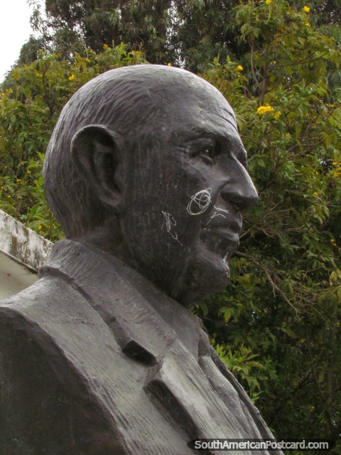 Cabea de bronze de Rafael Cajiao Enriquez, prefeito de 5 vezes de Latacunga. (480x640px). Equador, Amrica do Sul.