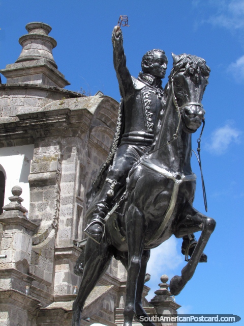 Simon Bolivar en su caballo oscuro, monumento en Latacunga, Plazoleta Simon Bolivar. (480x640px). Ecuador, Sudamerica.