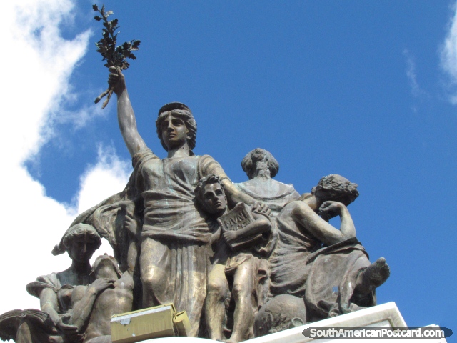 Grupo de figuras en la cima del monumento en Parque Vicente Leon, Latacunga. (640x480px). Ecuador, Sudamerica.