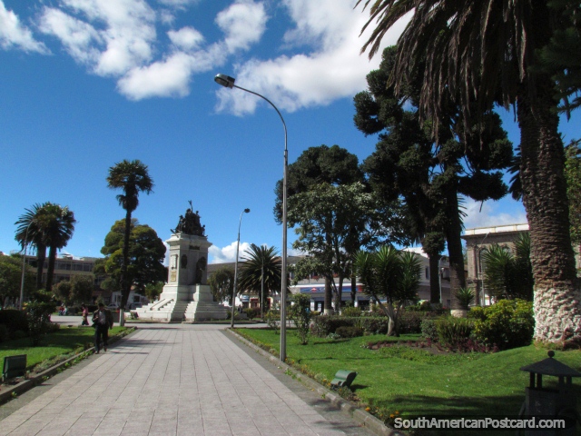 Parque Vicente Leon, praa pblica da forma octogonal em Latacunga. (640x480px). Equador, Amrica do Sul.