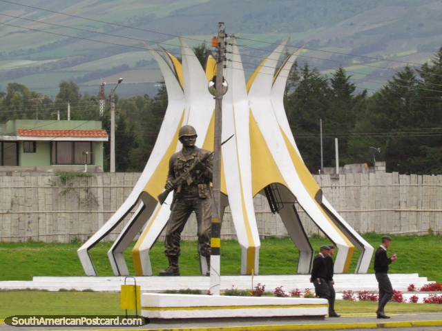 Monumento de la base militar de un soldado con arma alrededor de Machachi. (640x480px). Ecuador, Sudamerica.