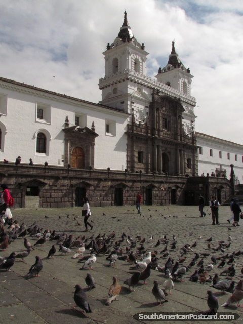 Praça San Francisco e igreja em Quito, pombos e pedras arredondadas. (480x640px). Equador, América do Sul.