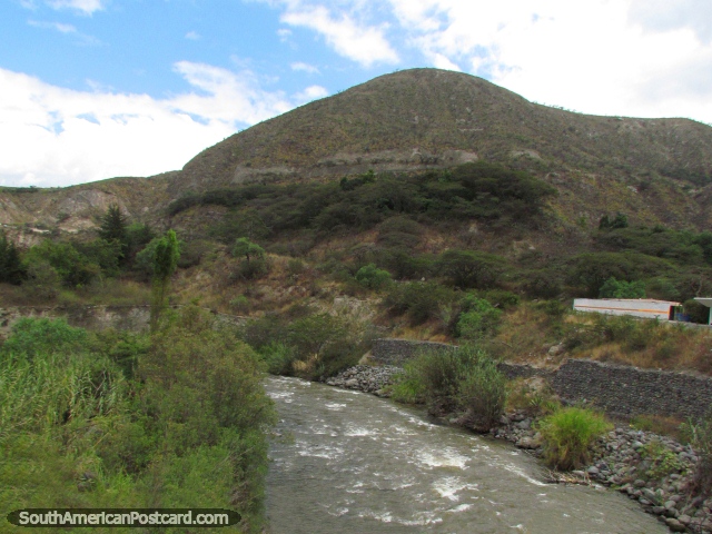 Río y colinas al sur de Cayambe. (640x480px). Ecuador, Sudamerica.