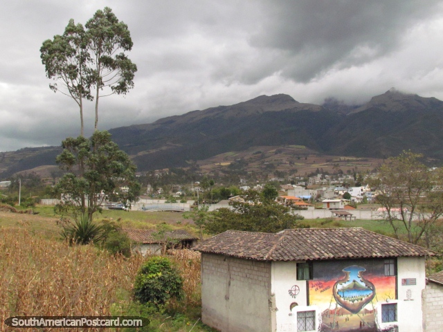 Pintura mural en una pared de la casa, colinas y granjas al sur de Otavalo. (640x480px). Ecuador, Sudamerica.