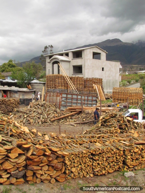 Uma jarda de logs de madeira e pranchas ao sul de Otavalo. (480x640px). Equador, América do Sul.