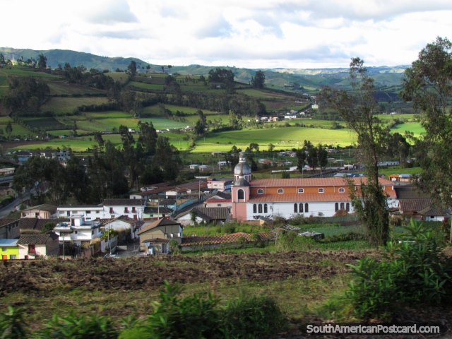 La ciudad, iglesia y pastos de un lugar llamado Cristobal Colon. (640x480px). Ecuador, Sudamerica.