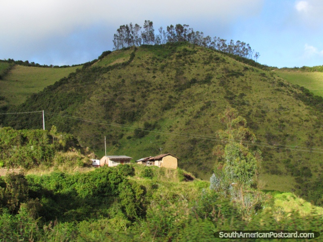 Colinas verdes y casas de campo al sur de Tulcan. (640x480px). Ecuador, Sudamerica.