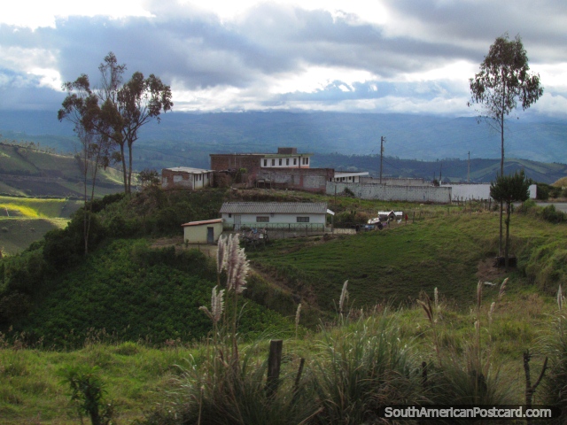 A bela zona rural somente ao sul de Tulcan. (640x480px). Equador, América do Sul.