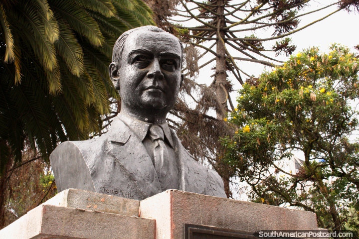 O doutor Jorge Isaac Rovayo Torres (1911-1969), busto em Ambato. (720x480px). Equador, Amrica do Sul.