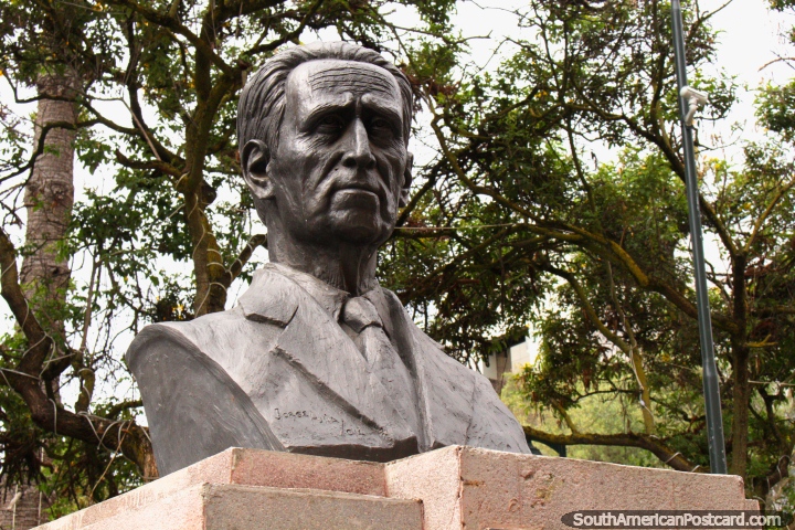 O doutor J. Alonso Castillo Villacres (1902-1976), busto em Ambato. (720x480px). Equador, Amrica do Sul.