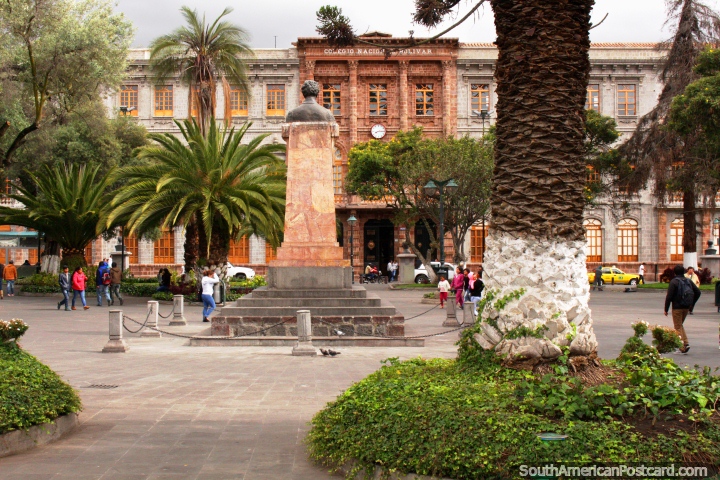 O Colégio Nacional em Ambato, (Colegio Bolïvar de Nacional), examina da Praça pública 10 de Agosto. (720x480px). Equador, América do Sul.
