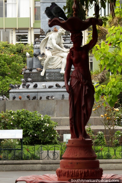 Fonte e estátua central no parque Parque Juan Montalvo em Ambato. (480x720px). Equador, América do Sul.