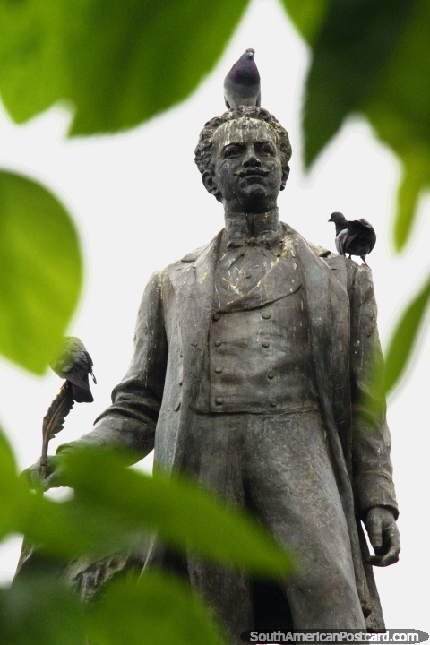 Juan Montalvo (1832-1889), autor famoso, um de 3 Juans de Ambato, estátua no seu parque. (480x720px). Equador, América do Sul.