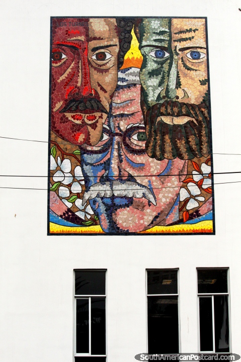 Quadro de suponho 3 Juans em um lado do edifcio em Ambato central. (480x720px). Equador, Amrica do Sul.