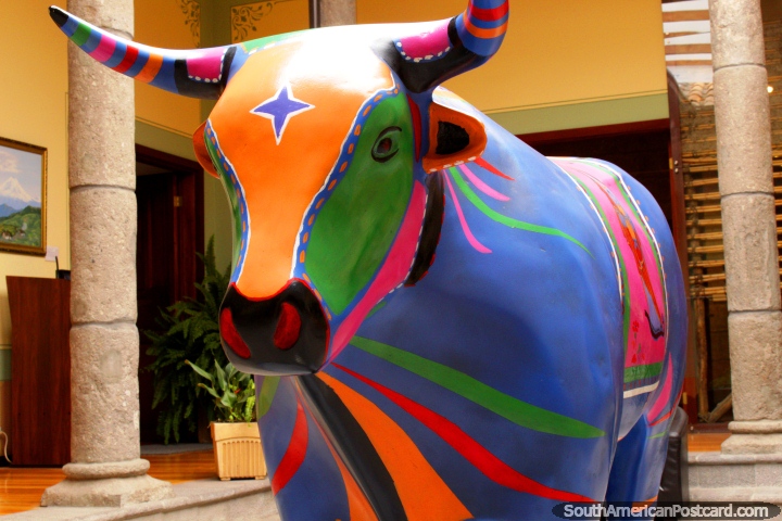 Um modelo de vaca colorido em monitor em um museu em Ambato. (720x480px). Equador, América do Sul.