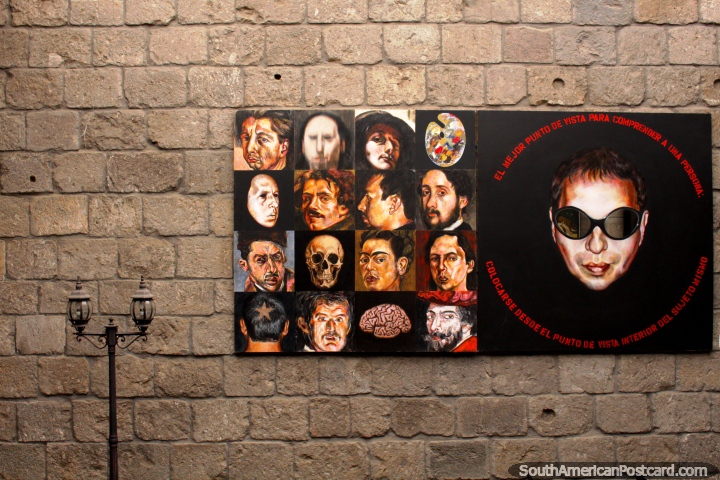Una pantalla con muchas caras en un museo de la imagen en Ambato. (720x480px). Ecuador, Sudamerica.