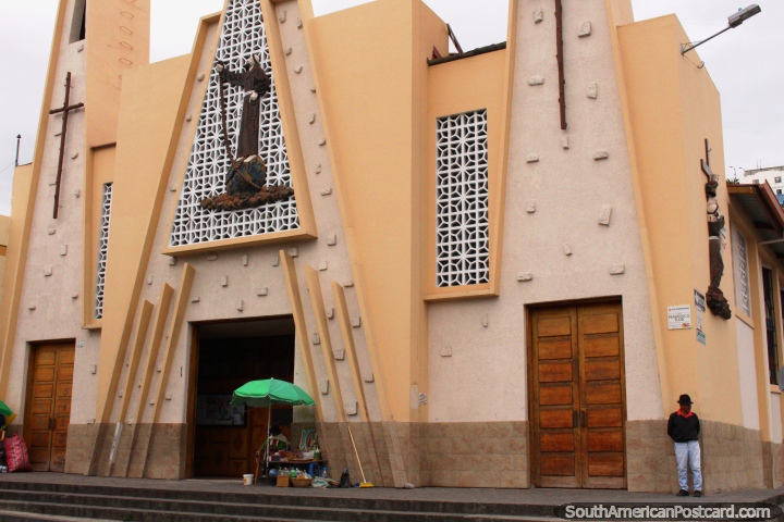 Igreja da forma triangular em uma esquina de rua em Ambato. (720x480px). Equador, América do Sul.