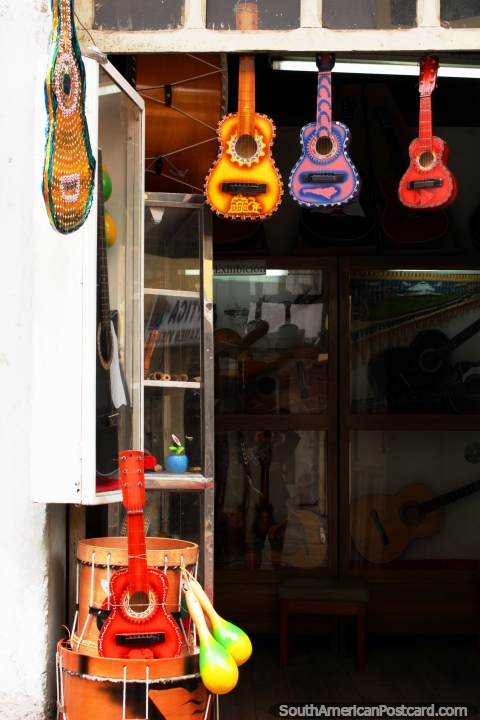 Uma loja de violão na cidade de Ambato. (480x720px). Equador, América do Sul.