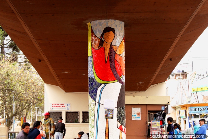 Obra de arte coberta com telhas de um figura abaixo de uma ponte em Ambato central. (720x480px). Equador, América do Sul.