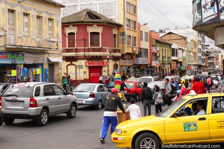 Concurridas calles de Ambato en un sbado por la tarde. (720x480px). Ecuador, Sudamerica.