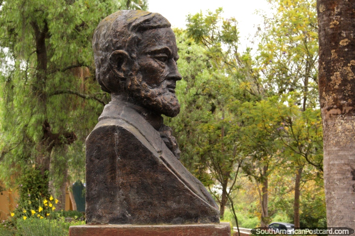 Busto de Juan Leon Mera, a sua casa localiza-se nos jardins botnicos de Ambato, um escritor e pintor. (720x480px). Equador, Amrica do Sul.