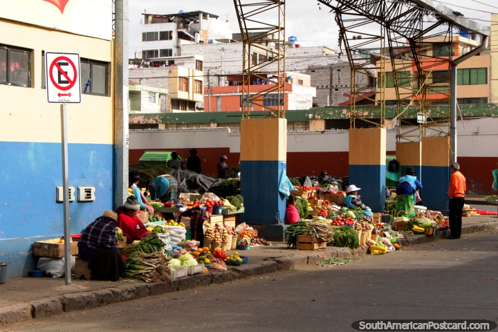 Los mercados de frutas y verduras en la Plaza Primero de Mayo en Ambato. (720x480px). Ecuador, Sudamerica.