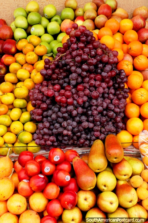 Ambato es conocida como la ciudad de la fruta, que aqu hay una buena seleccin incluyendo uvas. (480x720px). Ecuador, Sudamerica.